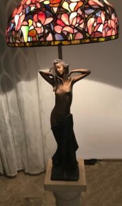 Autore sconosciuto – Lampada con scultura in bronzo